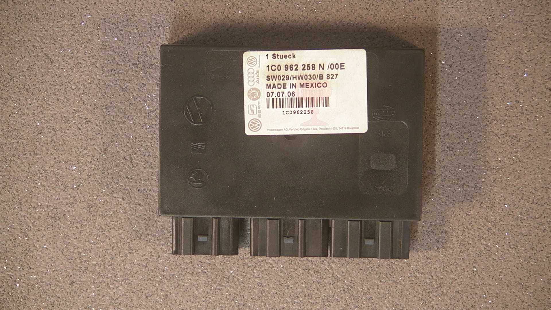 https://www.accessoiresautofr.com/wp-content/uploads/A0001/auto-6/autoparts24-2/PAUA0029F80208.jpg