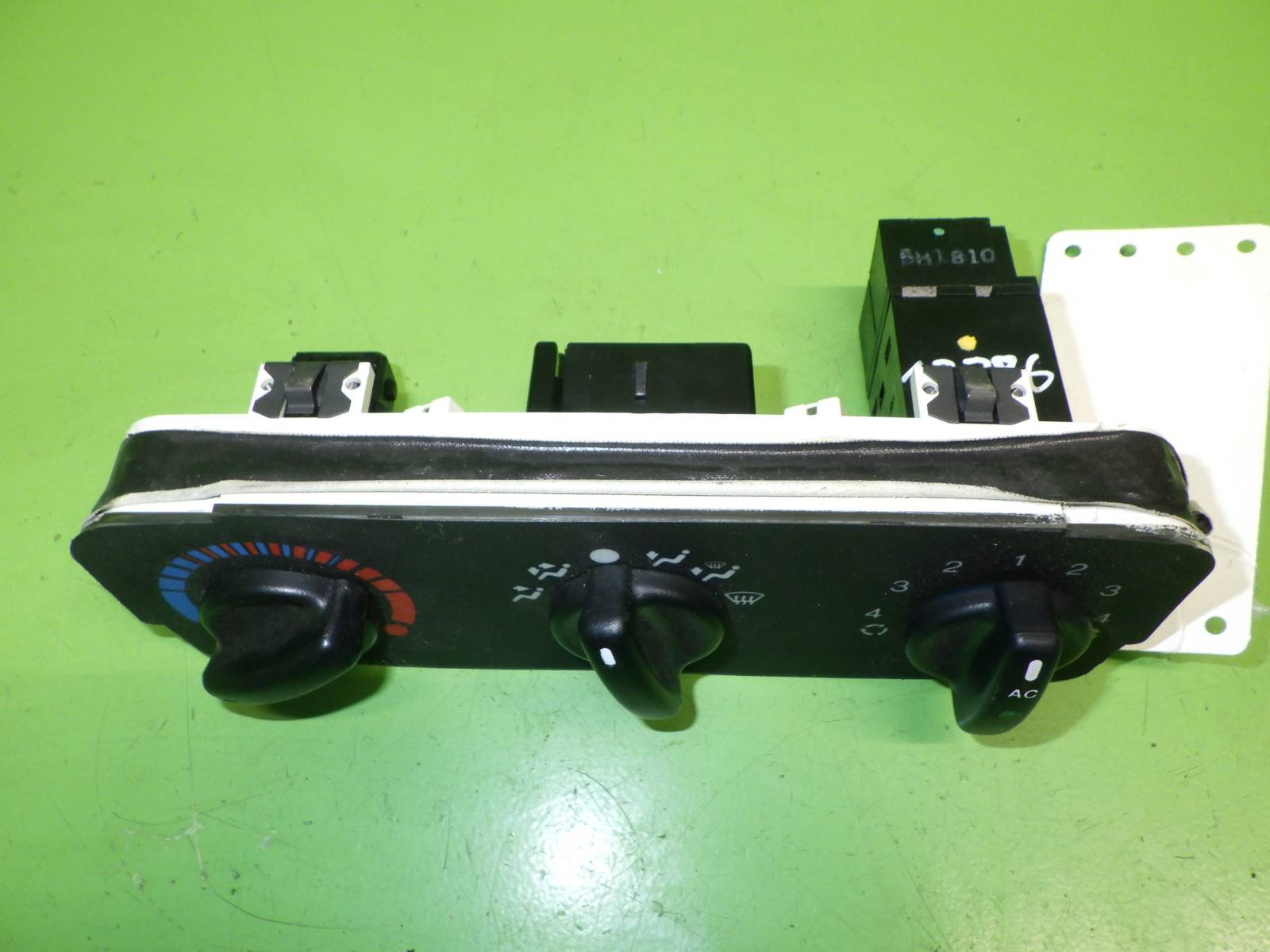 https://www.accessoiresautofr.com/wp-content/uploads/A0001/auto-6/autoparts24-2/PAUF000179412.jpg